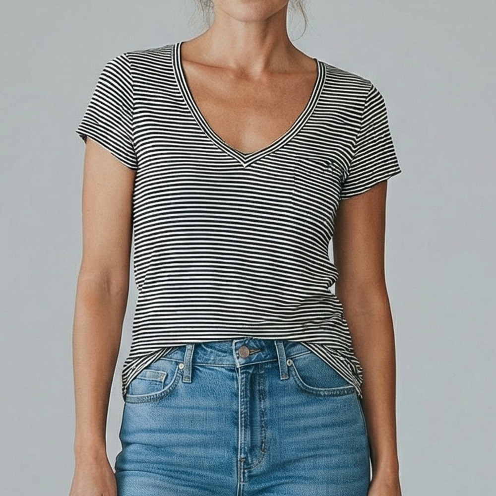 AERIE • SOFT & SEXY STRIPED V-NECK SHORT-SLEEVE T-SHIRT - MEDIUM